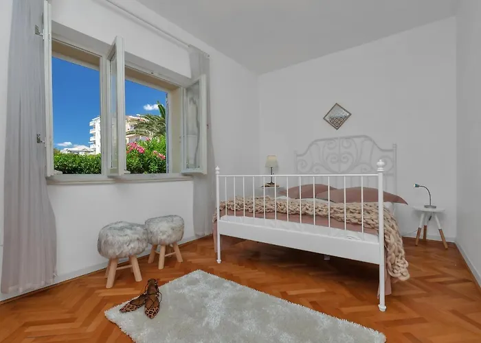 Beach Apartments *